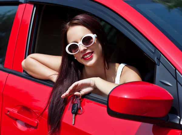 汽车司机女人笑着展示新车钥匙和新车. — 图库照片