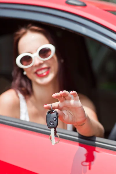 Kierowca samochód kobieta uśmiecha się pokazując nowe kluczyki i samochód. — Zdjęcie stockowe