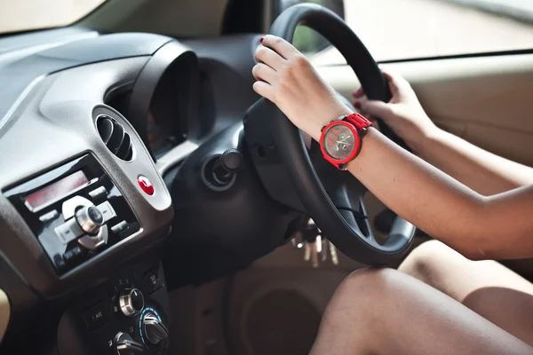 Primer plano de la mano de una mujer en el volante de un coche moderno — Foto de Stock