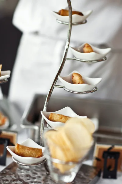 Comida de luxo e bebidas na mesa de casamento. Diferente tipo de canapé para um buffet de auto-serviço — Fotografia de Stock