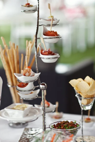 高級料理とドリンクを結婚式のテーブル。セルフ サービスのビュッフェのカナッペの別の並べ替え — ストック写真