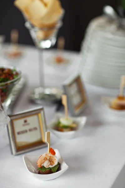 Comida y bebidas de lujo en la mesa de bodas. Diferente tipo de canapé para un buffet de autoservicio —  Fotos de Stock