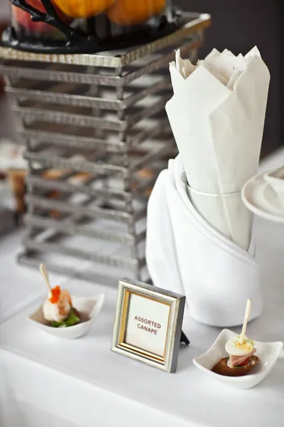 Comida y bebidas de lujo en la mesa de bodas. Diferente tipo de canapé para un buffet de autoservicio —  Fotos de Stock