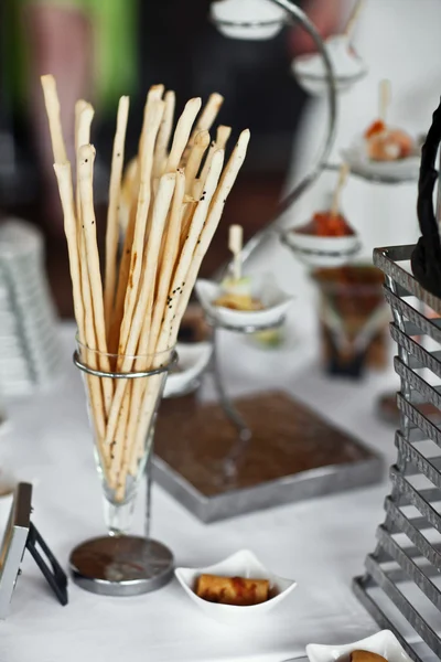 Comida y bebidas de lujo en la mesa de bodas. Diferente tipo de canapé para un buffet de autoservicio — Foto de Stock