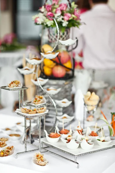 Comida y bebidas de lujo en la mesa de bodas. Diferente tipo de canapé para un buffet de autoservicio —  Fotos de Stock