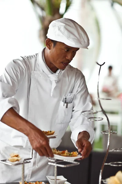 Asian chef laying a table with luxury food and drinks on wedding. — Stock Photo, Image