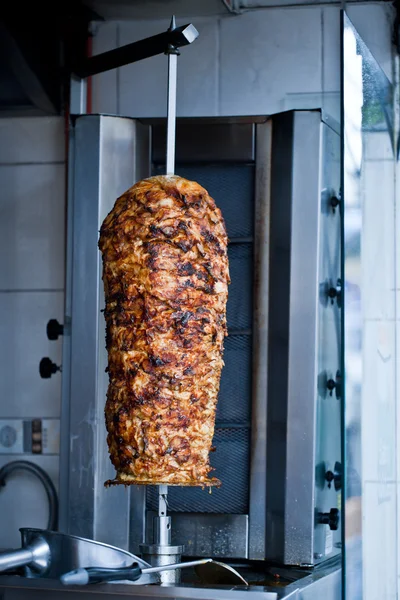 Kebab en su bandeja especial para cocinar barbacoa — Foto de Stock