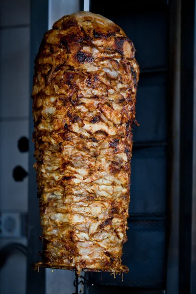 Kebab en su bandeja especial para cocinar barbacoa — Foto de Stock
