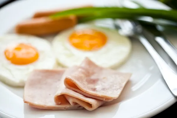 Gebakken eieren met spek en worst — Stockfoto