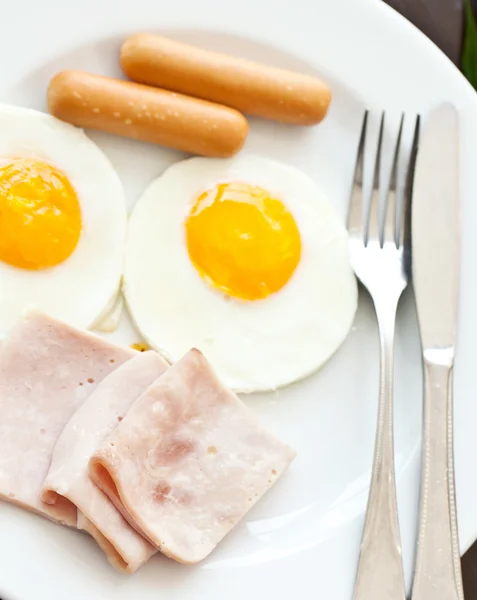 Uova fritte con pancetta e salsicce — Foto Stock