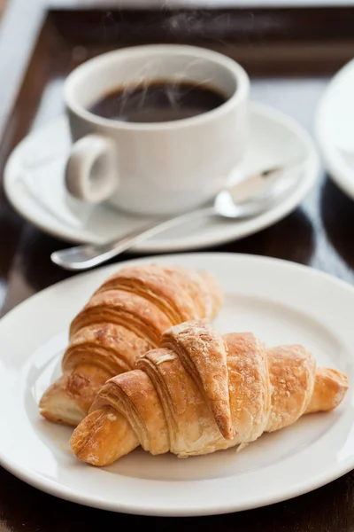 Frukost med kopp svart kaffe och croissanter — Stockfoto