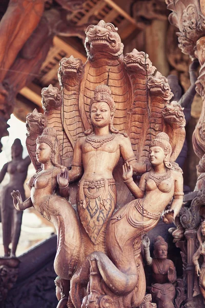 Резьба по дереву в храме правды в Таиланде — стоковое фото