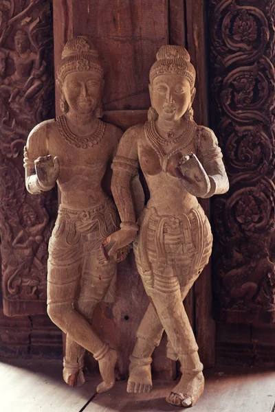 Holzschnitzereien im Heiligtum der Wahrheit in Thailand — Stockfoto