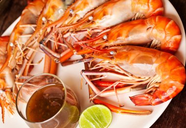 haşlanmış karides sosu ve limon ile