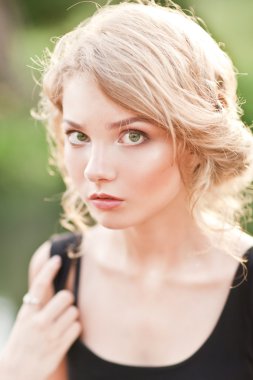 güzel bir genç kadın yaz bahçesinde