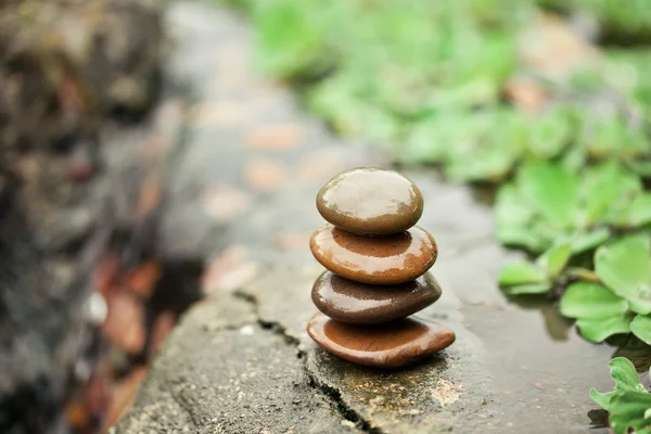 Stones pyramid near river symbolizing zen, harmony, balance. — Stock Photo, Image