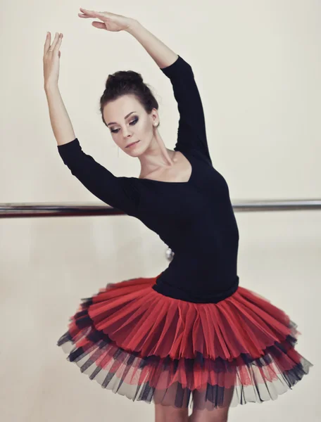 Танцовщица делает упражнения в балетном классе — стоковое фото