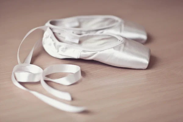 Chinelos de ballet em um soalho de madeira — Fotografia de Stock