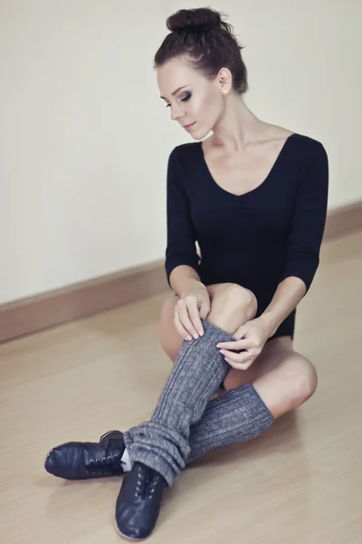 Ballet dancer tying slippers around her ankle woman ballerina pointe — Stock Photo, Image