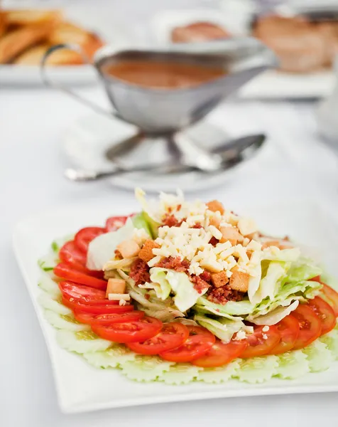 Lezzetli sebze salata sosu ile — Stok fotoğraf