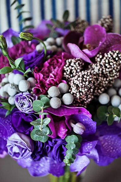 Prachtige Violette bruiloft boeket — Stockfoto