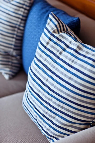 Sofá con almohadas en el interior —  Fotos de Stock