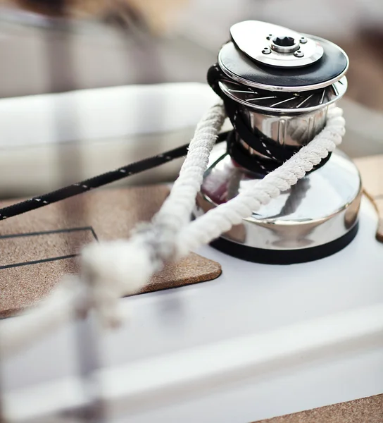 Sailboat winch and rope yacht detail. Yachting — Stock Photo, Image