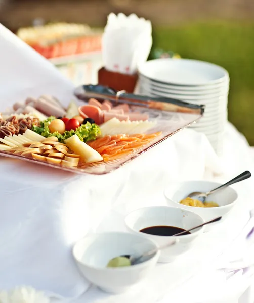 奢侈的食品和饮料婚礼桌上。不同种类的烤面包片吃自助服务自助 — 图库照片