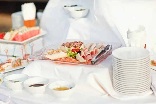 Comida y bebidas de lujo en la mesa de bodas. Diferente tipo de canapé para un buffet de autoservicio —  Fotos de Stock