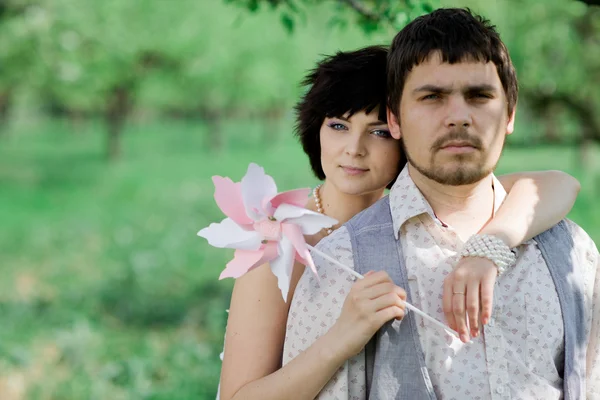 Retrato romântico de atraente jovem casal ao ar livre na natureza — Fotografia de Stock