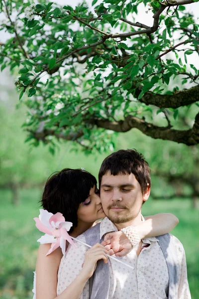 Açık havada doğa içinde çekici genç bir çift romantik portresi — Stok fotoğraf