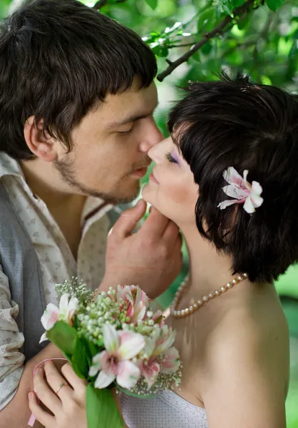 Romantisch portret van aantrekkelijke jonge paar buiten in de natuur — Stockfoto