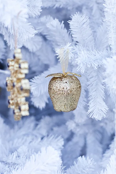 Bolas de juguete en la rama del árbol de Navidad — Foto de Stock