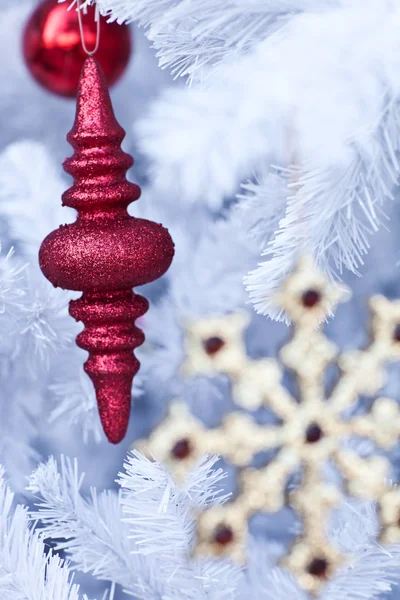 Bolas de juguete en la rama del árbol de Navidad — Foto de Stock