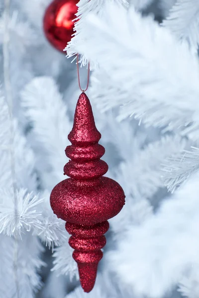 Boules de jouets sur branche d'arbre de Noël — Photo