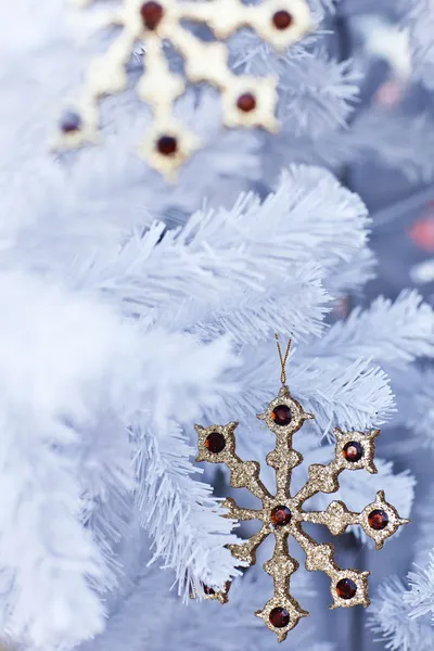 Boules de jouets sur branche d'arbre de Noël — Photo