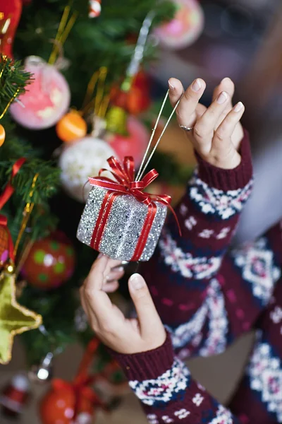 Jeune jolie femme décorer nouvel arbre de l'année avec des jouets de Noël — Photo