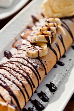 Krep muz ve beyaz plaka üzerinde dondurma ile