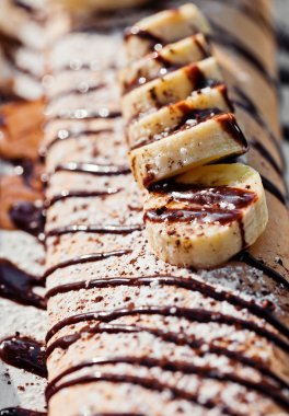 Krep muz ve beyaz plaka üzerinde dondurma ile