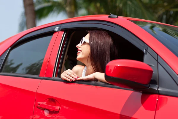 Krásná žena, pózuje v červené auto — Stock fotografie