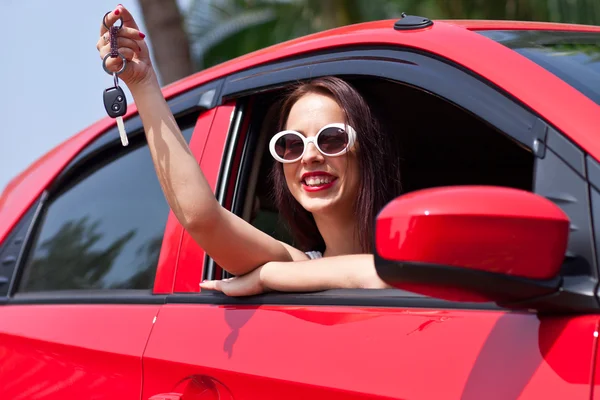 Kobieta kierowca samochodu uśmiechający się, pokazując nowe kluczyki do samochodu i ca — Zdjęcie stockowe