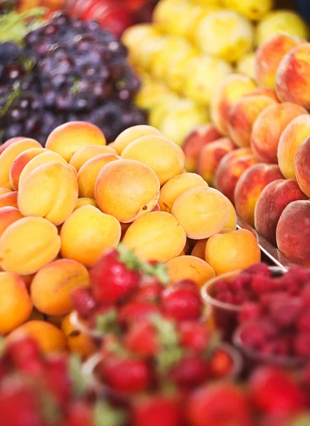 Olika färska frukter i boxar på marknaden — Stockfoto