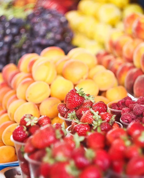 Varie frutta fresca in scatole sul mercato — Foto Stock
