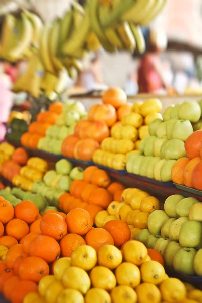 Hylla med frukter på en gård marknad — Stockfoto