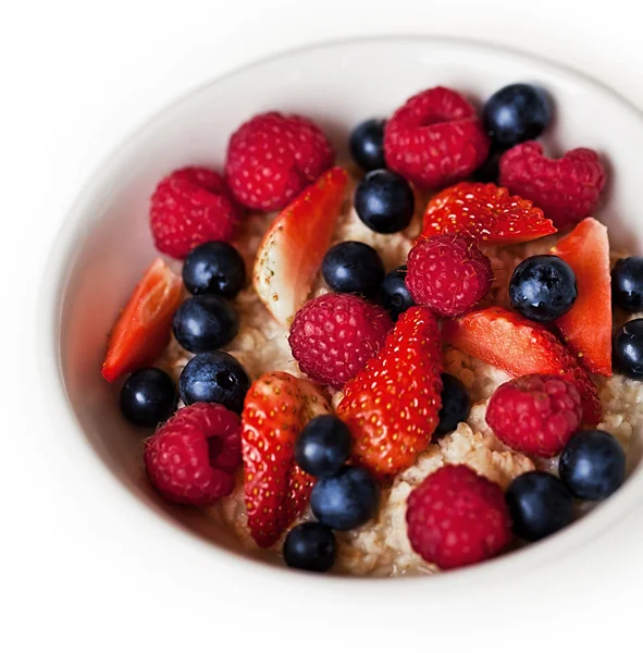 Colazione sana - farina d'avena con fragola fresca, mirtillo, lampone isolato su bianco — Foto Stock