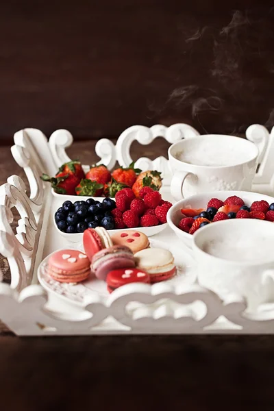 Sweet breakfast with strawberry, blueberry, raspberry, cappuccino and muesli on white vintage tray — Stock Photo, Image