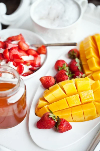 Desayuno saludable con mango, fresa, miel y cereales —  Fotos de Stock