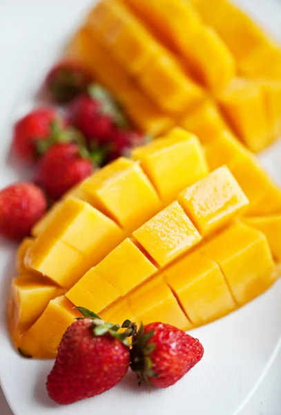 Desayuno saludable con mango, fresa, miel y cereales —  Fotos de Stock