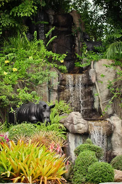 Cascade artificielle en Thaïlande. Zoo de Khao Keo — Photo