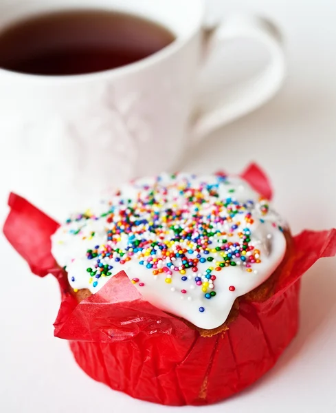 Traditionell påsk kaka kulich med te och honung — Stockfoto